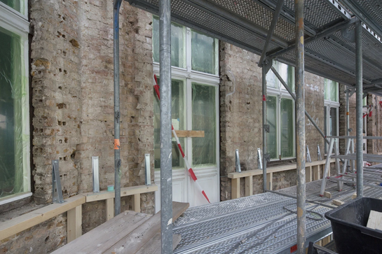 De speciale Durio beugels worden gebruikt om het houtskelet te bevestigen